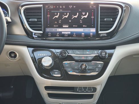 Used 2023 Chrysler Pacifica Touring-L AWD/4WD image 26