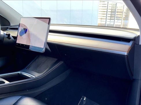 Used 2021 Tesla Model Y Long Range image 18