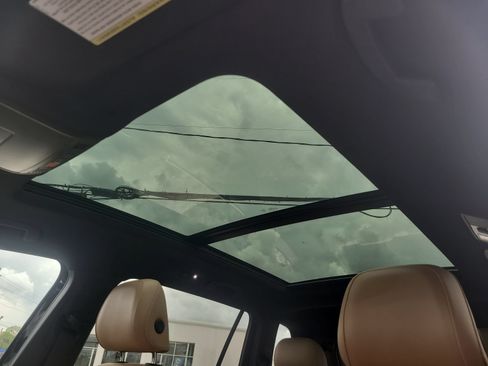 Used 2024 Volkswagen Tiguan SE w/ Panoramic Sunroof Package FWD image 18