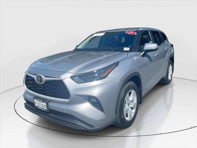 Certified 2025 Toyota Highlander LE image 1