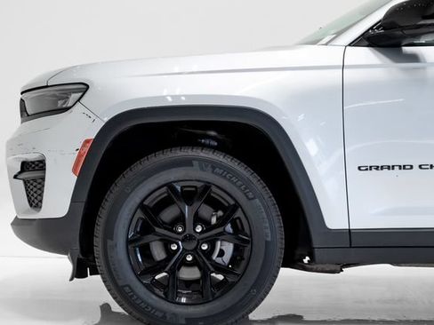 Certified 2024 Jeep Grand Cherokee Altitude AWD/4WD image 31