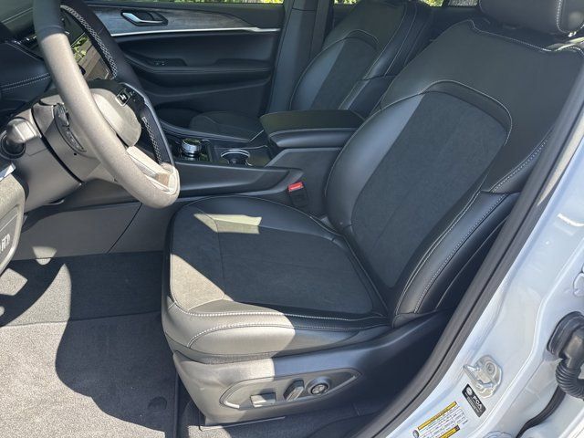 New 2027 Jeep Grand Cherokee Altitude RWD image 9