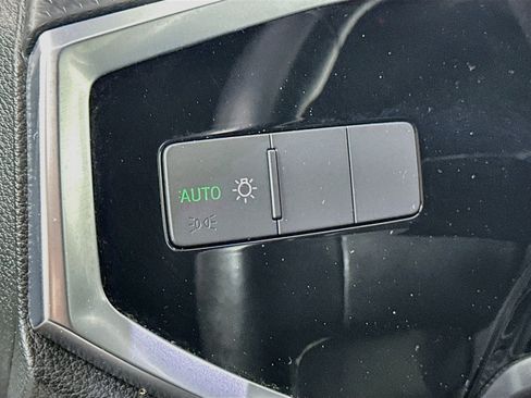 Used 2019 Audi Q3 2.0T Premium AWD/4WD image 17