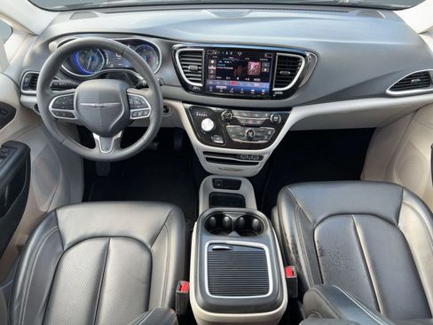 Used 2023 Chrysler Pacifica Touring-L image 25