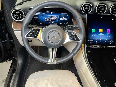 Used 2025 Mercedes-Benz GLC 300 4MATIC image 27