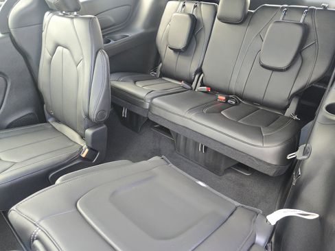 New 2026 Chrysler Pacifica Select image 18