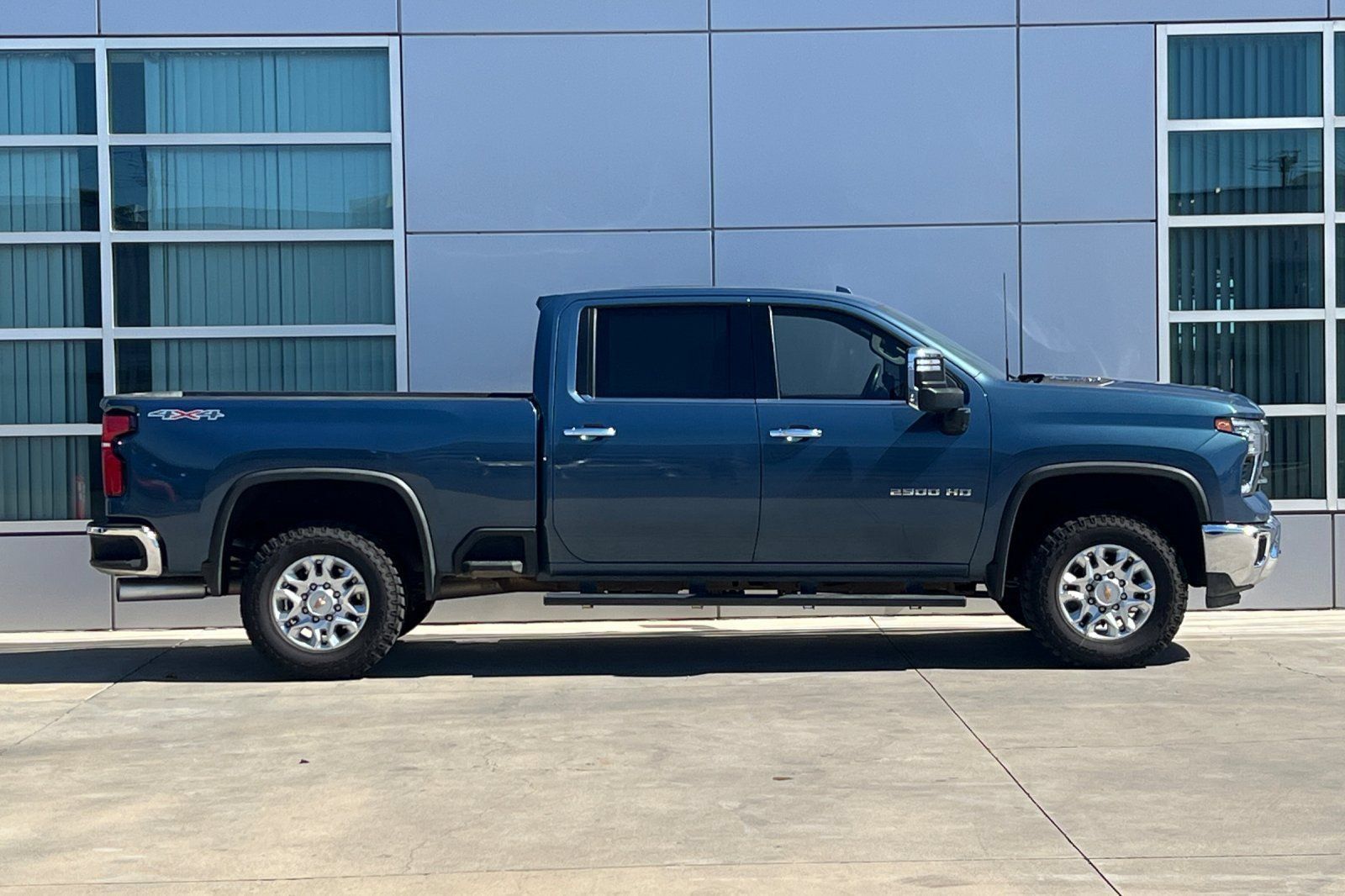Used 2025 Chevrolet Silverado 2500 LTZ w/ LTZ Convenience Package AWD/4WD image 3