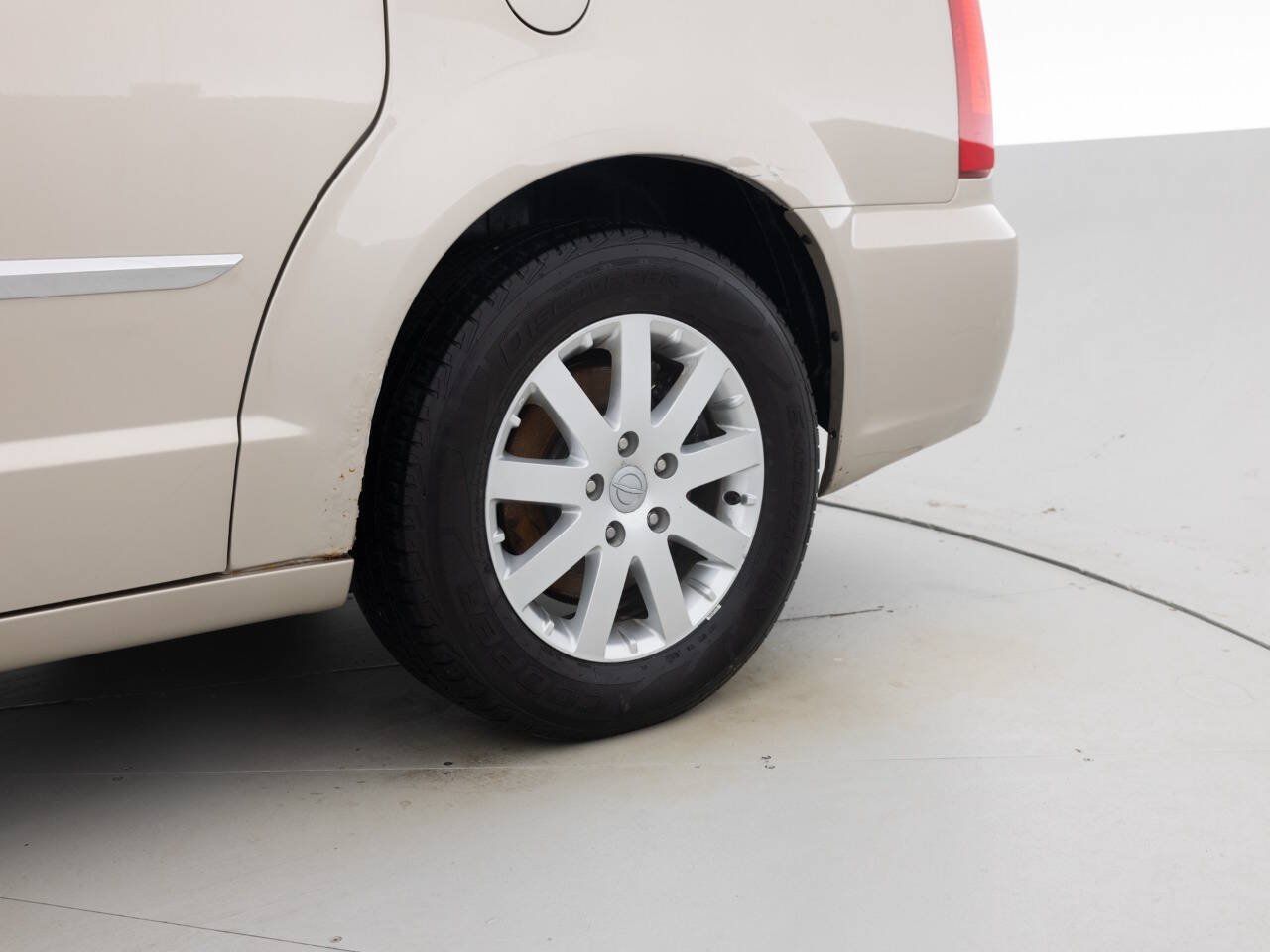 Used 2012 Chrysler Town & Country Touring-L w/ Entertainment Group #2 FWD image 20