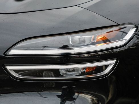 Used 2025 Genesis G70 2.5T image 7