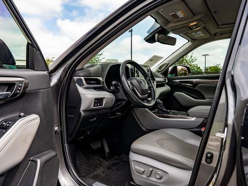 Used 2022 Toyota Highlander Limited FWD image 18