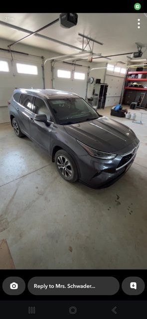 Used 2021 Toyota Highlander XLE AWD/4WD image 3