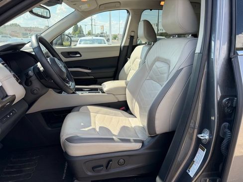 Used 2022 Nissan Pathfinder Platinum w/ Lighting Package (N92) FWD image 9