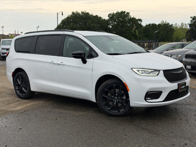 New 2026 Chrysler Pacifica Select AWD/4WD image 2