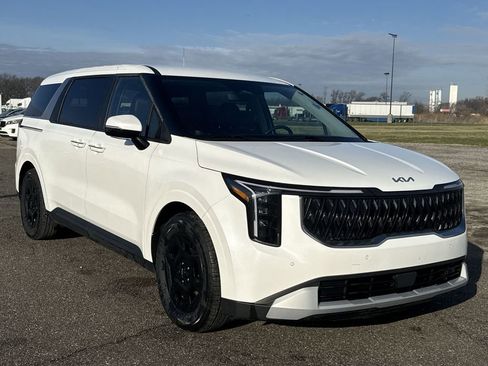 Used 2025 Kia Carnival LXS image 2