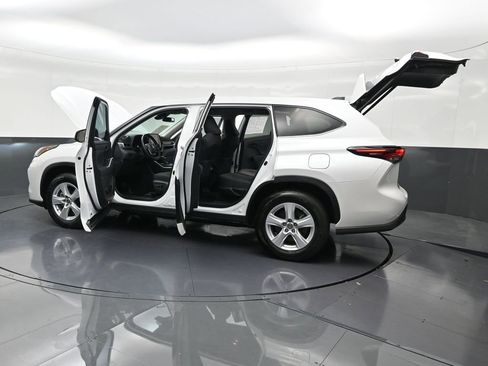 Used 2024 Toyota Highlander LE image 35