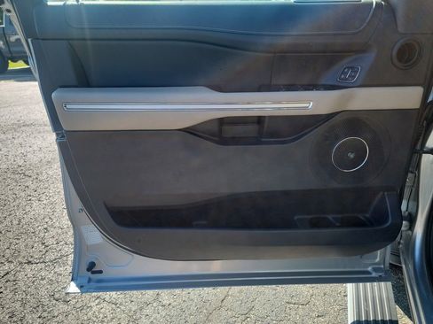 Used 2023 Ford Expedition Limited image 11