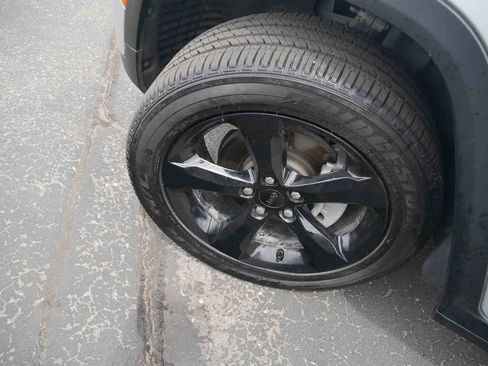 Certified 2025 Jeep Grand Cherokee Altitude AWD/4WD image 11