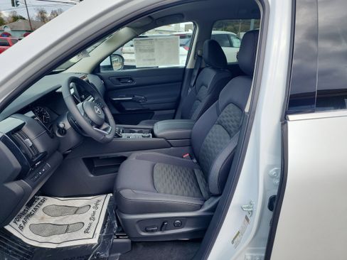 New 2025 Nissan Pathfinder SV image 11