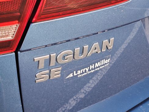 Used 2018 Volkswagen Tiguan SE w/ Panoramic Sunroof Package image 25