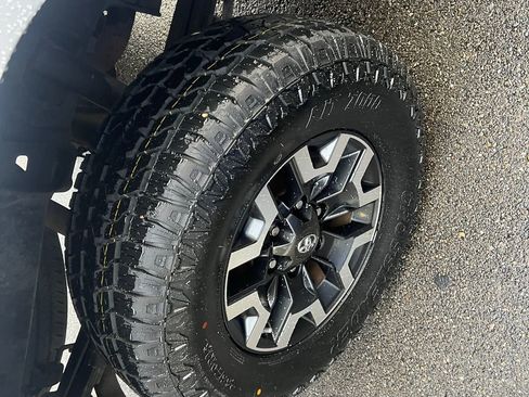 Used 2018 Toyota Tacoma SR RWD image 12