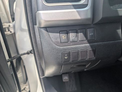 Used 2017 Toyota Highlander Plus FWD image 20