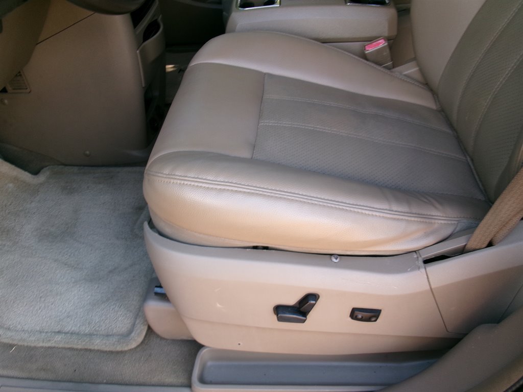 Used 2013 Chrysler Town & Country Touring-L w/ Driver Convenience Group FWD image 13