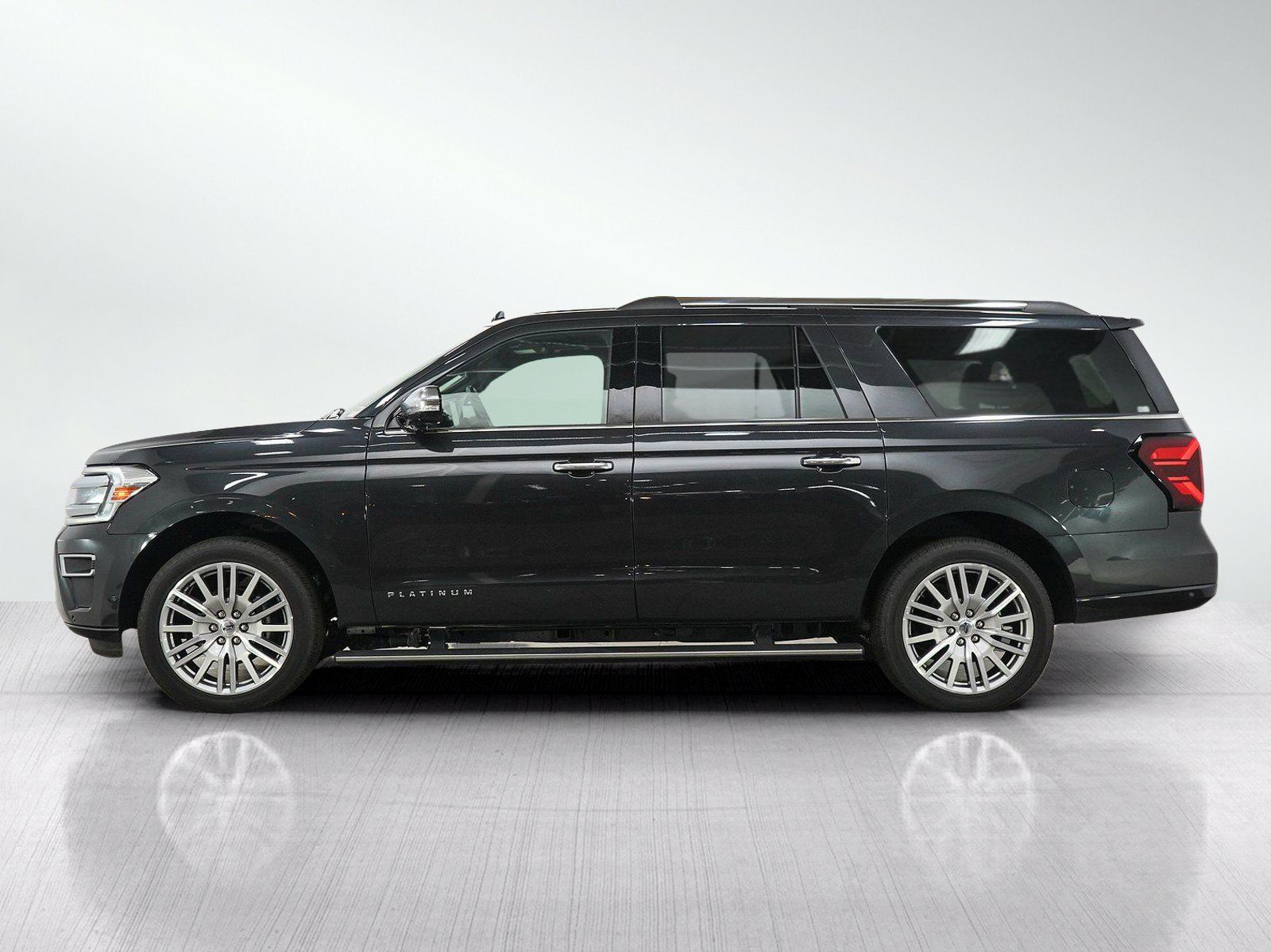 Used 2024 Ford Expedition Max Platinum AWD/4WD image 2