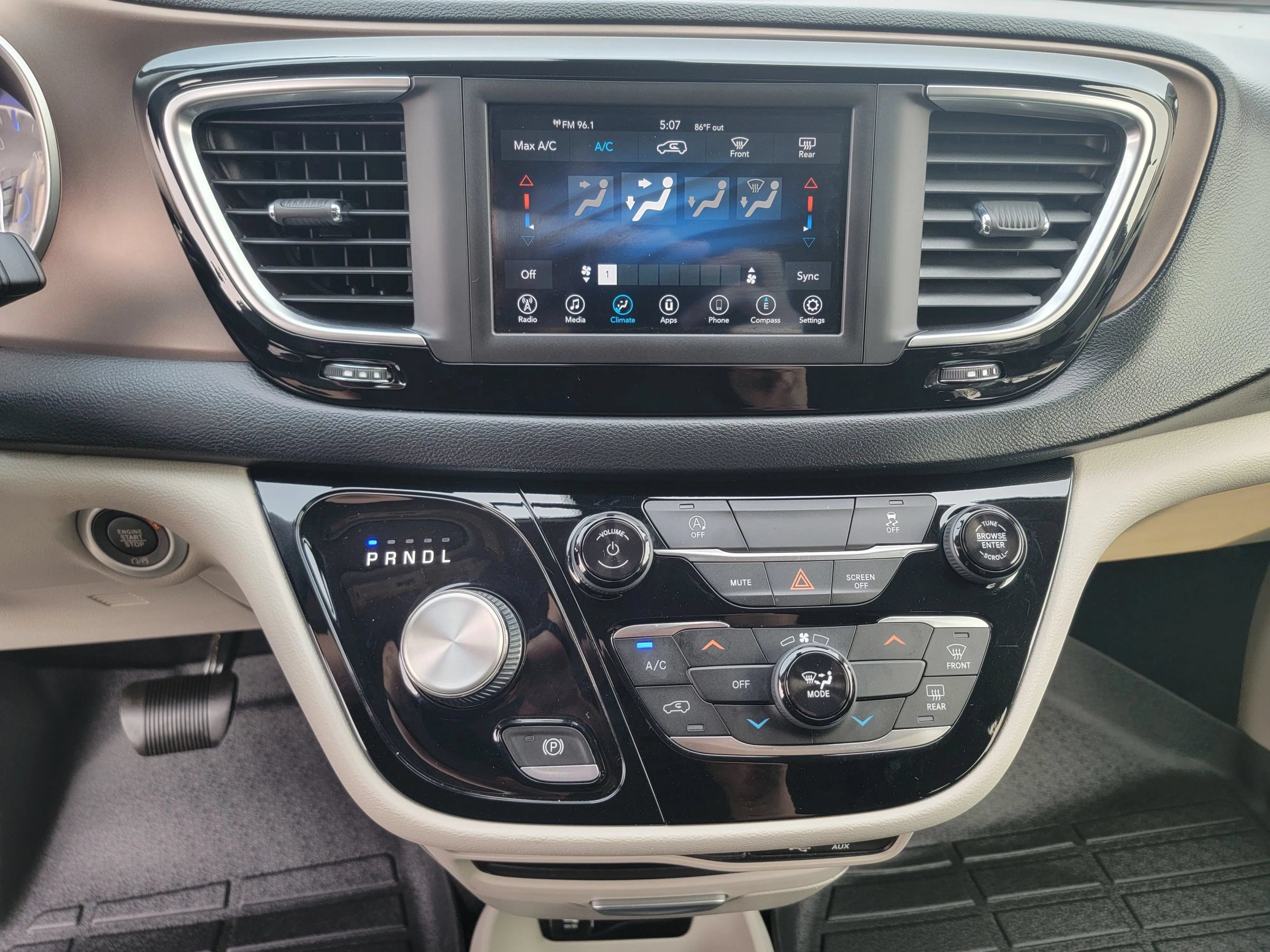 Used 2020 Chrysler Voyager L FWD image 20