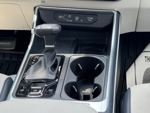 Used 2025 Kia Carnival EX FWD image 15