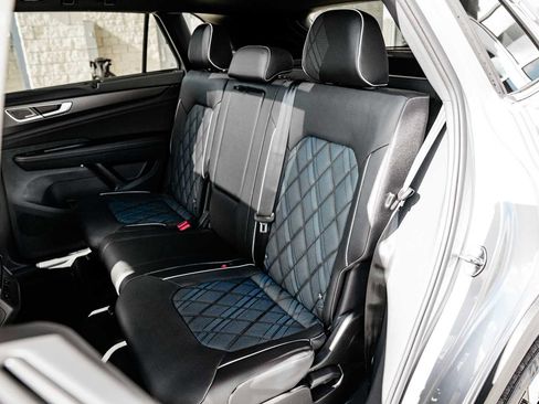 New 2026 Volkswagen Atlas Cross Sport SEL Premium R-Line image 9