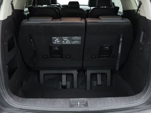 Used 2025 Kia Carnival FWD image 34