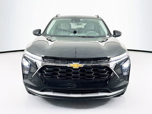 Used 2025 Chevrolet Trax LT FWD image 2
