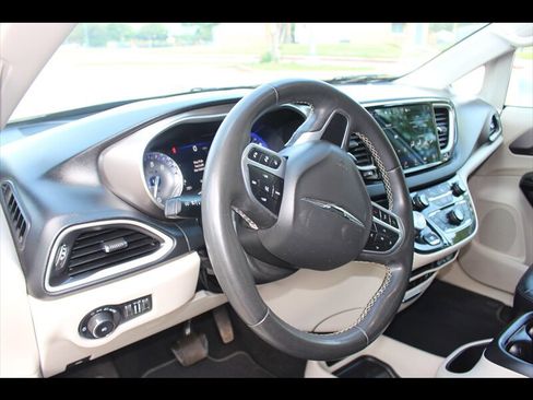 Used 2022 Chrysler Pacifica Touring-L FWD image 22