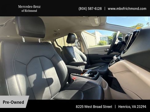 Used 2024 Chrysler Pacifica Touring-L FWD image 15