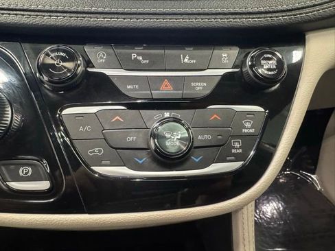 Used 2023 Chrysler Pacifica Limited FWD image 25