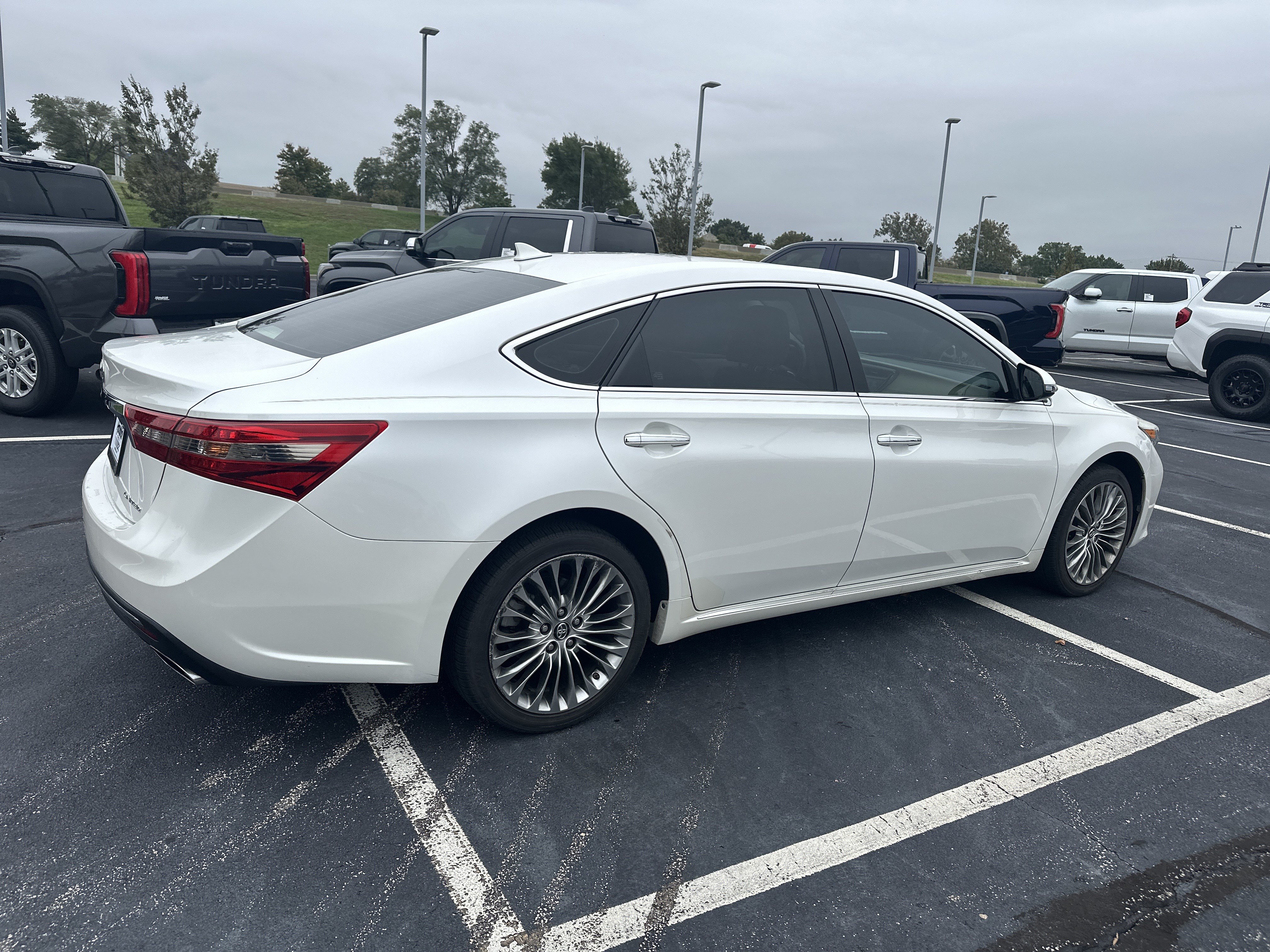 Used 2016 Toyota Avalon Limited FWD image 10