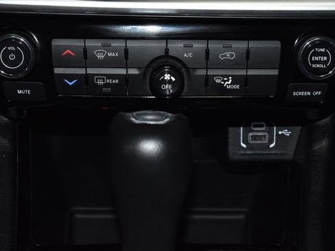 Used 2024 Jeep Compass Latitude image 16