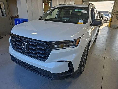 Used 2025 Honda Pilot Sport image 2