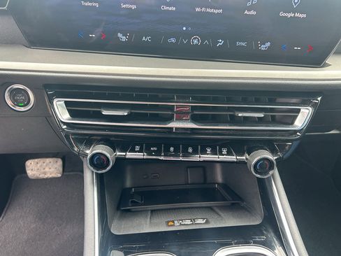 Used 2025 Chevrolet Traverse LT image 26