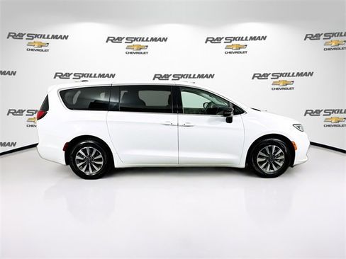 Used 2024 Chrysler Pacifica Select image 8