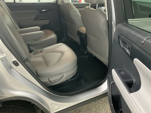 Used 2022 Toyota Highlander XLE image 20