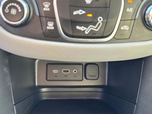 Used 2020 Chevrolet Equinox LS w/ LS Convenience Package image 32