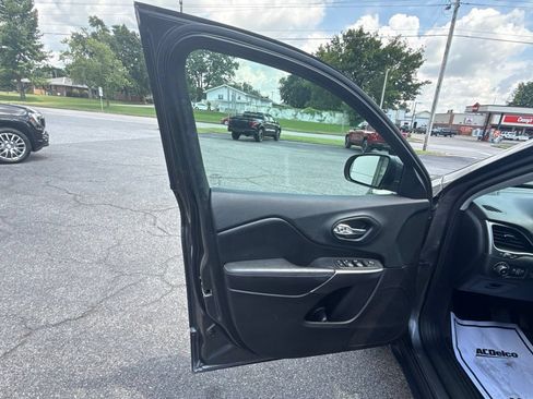 Used 2019 Jeep Cherokee Latitude Plus w/ Comfort/Convenience Group AWD/4WD image 16