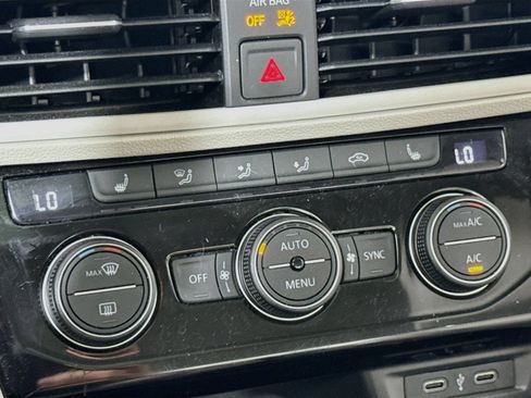 Certified 2023 Volkswagen Jetta SE w/ Panoramic Sunroof Package FWD image 19