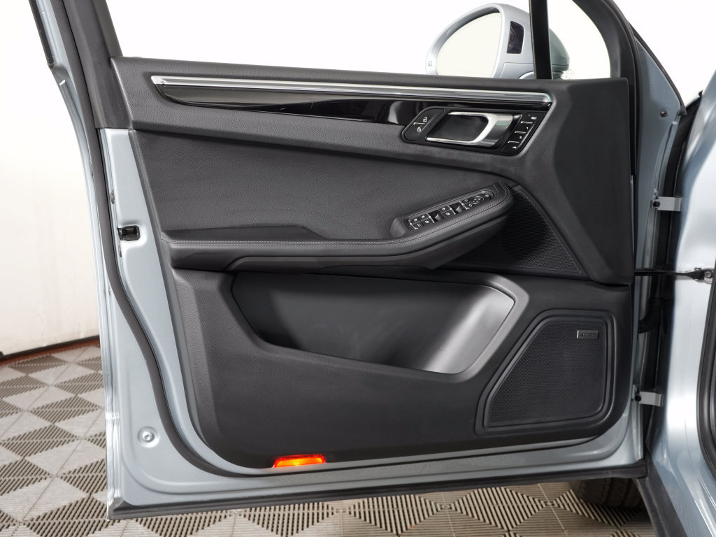 Certified 2025 Porsche Macan w/ Premium Package Plus AWD/4WD image 18
