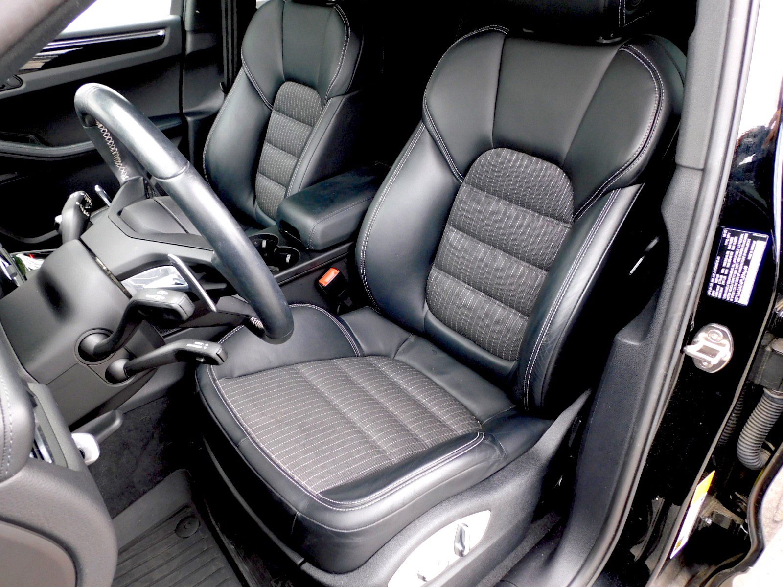Used 2023 Porsche Macan Turbo AWD/4WD image 14