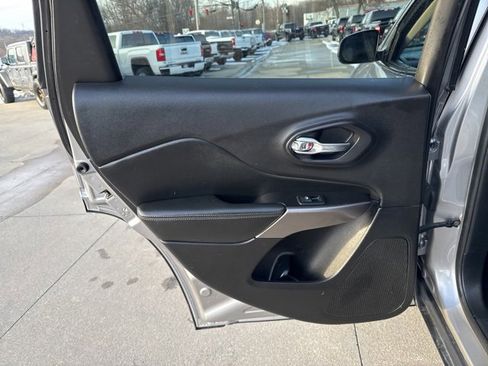 Used 2020 Jeep Cherokee Limited image 44