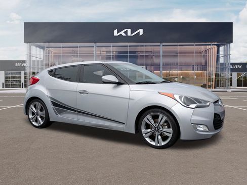 Used 2017 Hyundai Veloster Value Edition w/ Graphic Package (Lower Body) FWD image 2