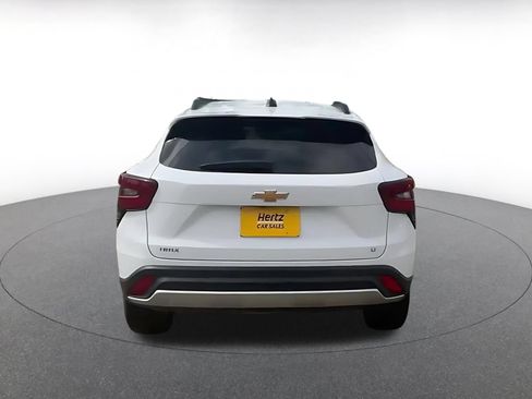 Used 2025 Chevrolet Trax LT FWD image 12