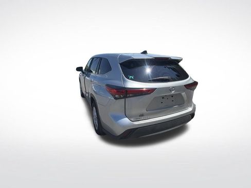 Used 2023 Toyota Highlander L AWD/4WD image 3